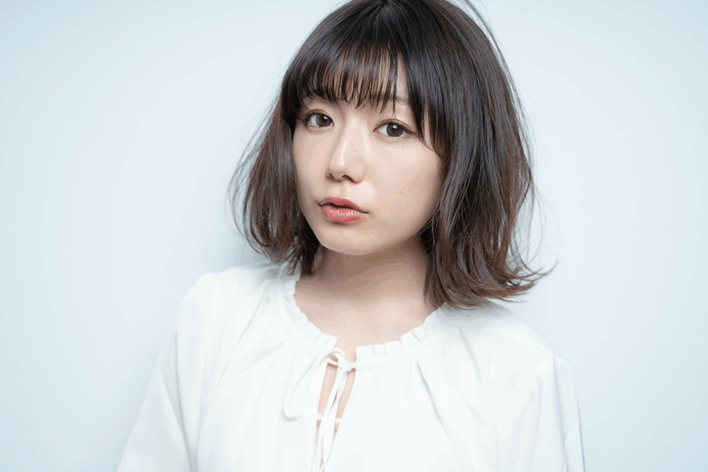 軽やかでふんわりとした質感が特徴のボブスタイルです。ふんわりとしたシルエットは女性らしいやわらかさを、動きのある毛先はカジュアルな雰囲気を生み出します。フェミニンにも、ラフなスタイルにも合わせやすい万能なヘアスタイルです。